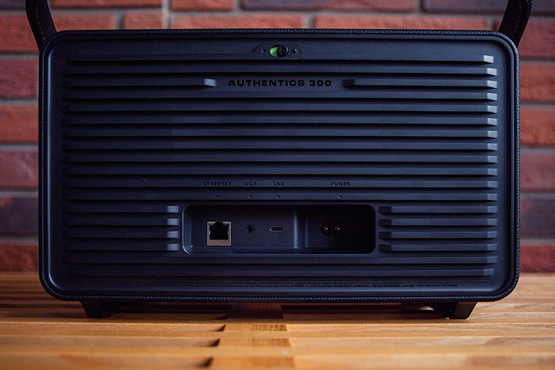 Mit einer Akkulaufzeit von bis zu acht Stunden ist der JBL Authentics 300 ideal für lange Musiksessions