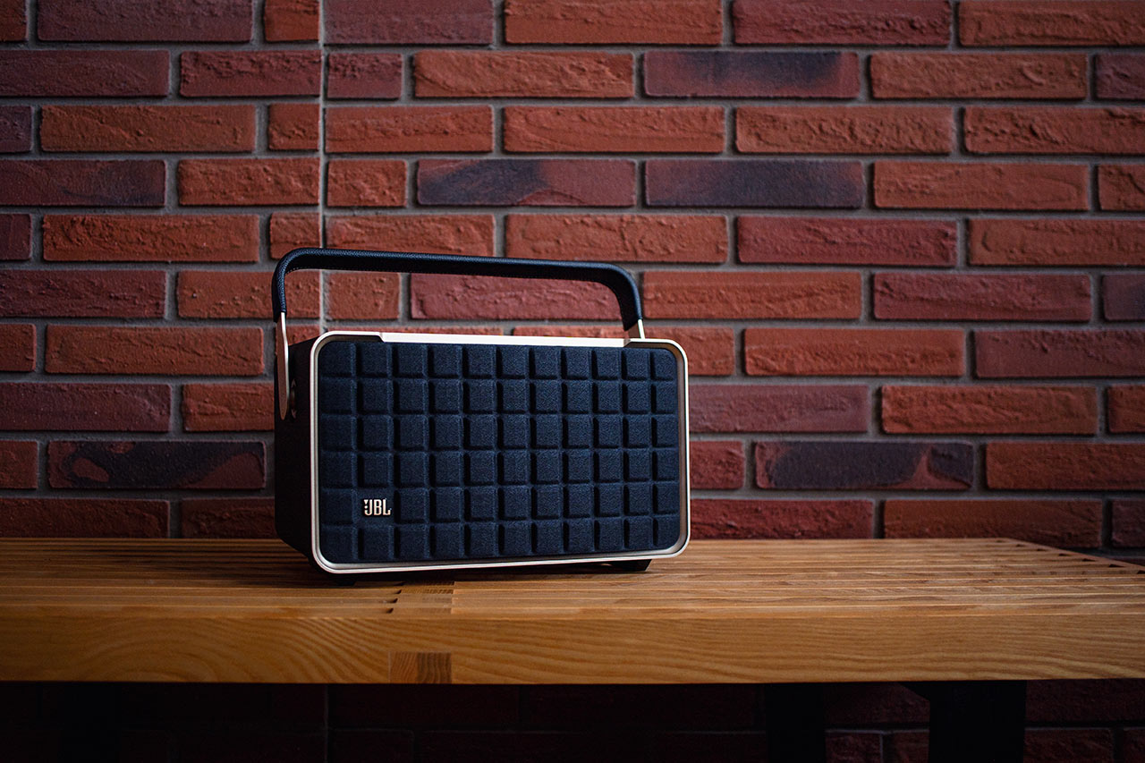 Der JBL Authentics 300 Bluetooth-Lautsprecher überzeugt mit Retro-Design, solider Klangqualität und smarten Funktionen im Test.