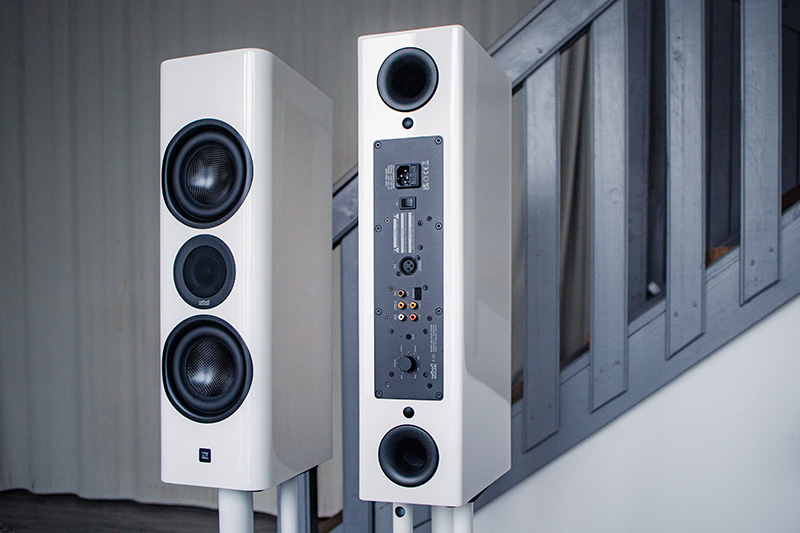 Jeder Lautsprecher verfügt über einen eigenen Verstärker mit bis zu 200 W RMS-Leistung