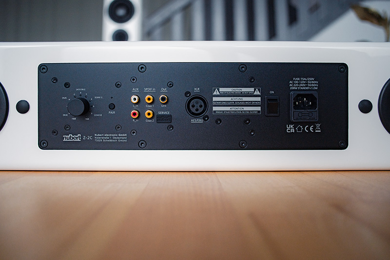Cinch, XLR (analog oder AES/EBU), zwei Koax-Eingänge und einen digitalen Ausgang für den zweiten Lautsprecher
