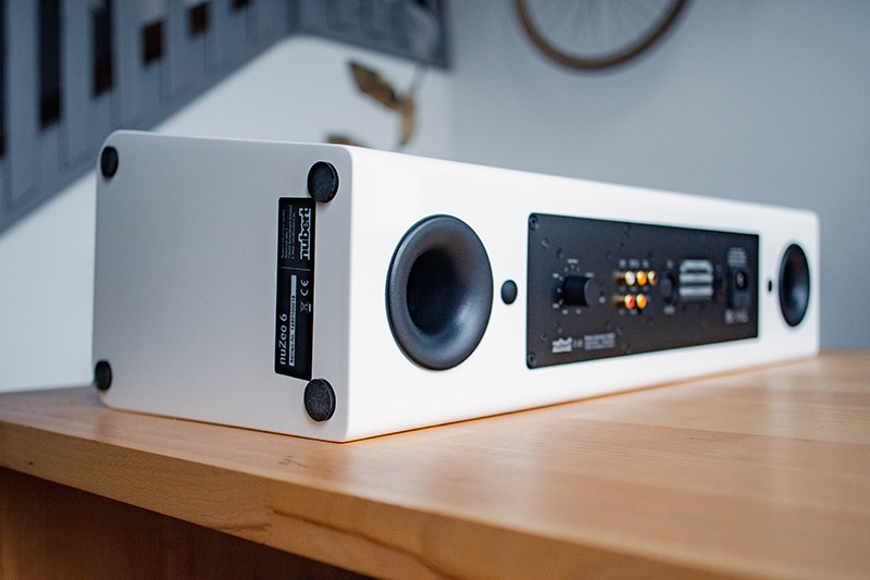 Die Nubert nuZeo 6 bricht mit Konventionen: Weder klassische Kompaktbox noch typischer Center-Speaker