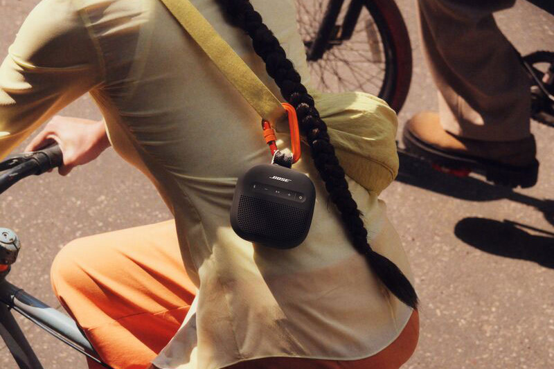 Praktisch ist das abnehmbare Klettband auf der Rückseite