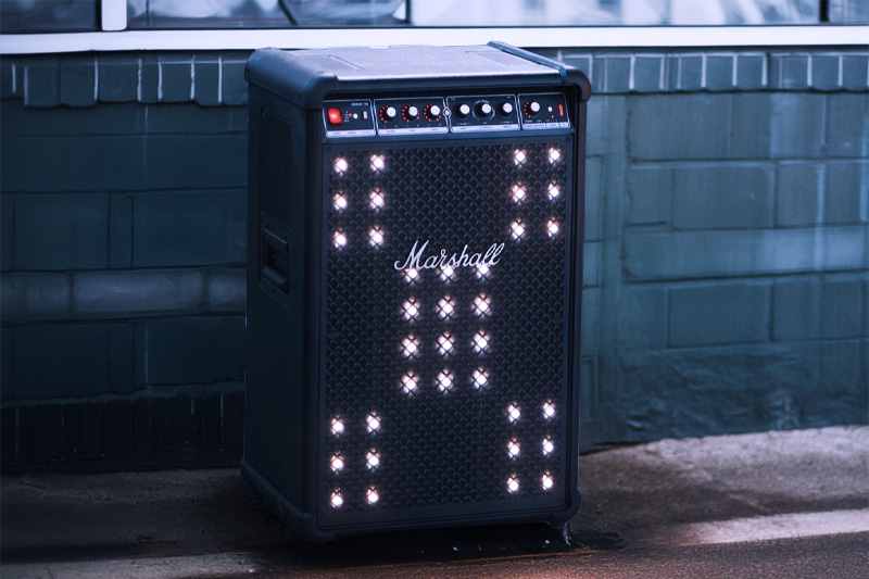 Marshall Bromley 750 mit ausgezogenem Griff und Rollen