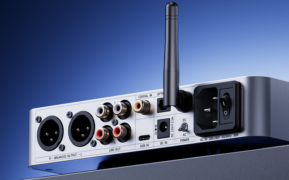 Als Desktop-Zentrale bietet der FiiO K13 R2R zahlreiche Eingänge