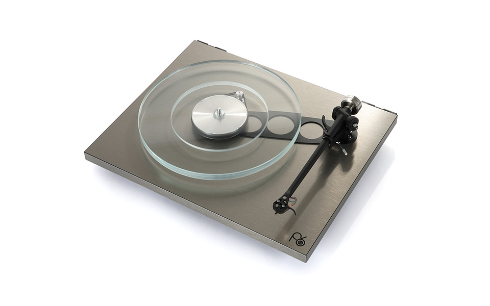 Ein handabgestimmter 24-V-Synchronmotor treibt den Plattenteller an