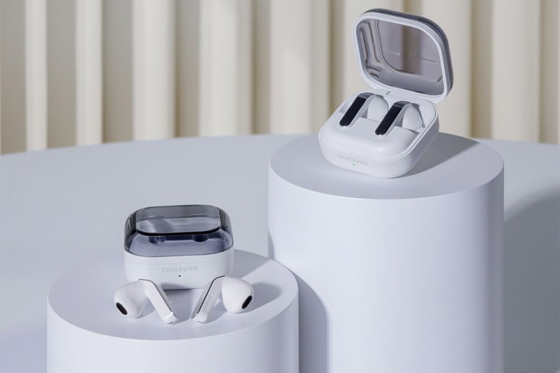 Samsung Galaxy Buds4 in Weiß mit geöffnetem Ladecase