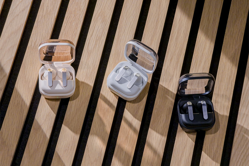 Samsung Galaxy Buds4 Pro in Weiß mit Ladecase im Freien