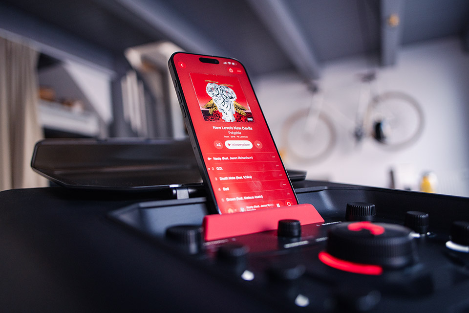 Smartphone oder Tablet werden einfach an einer Ablage im Deckel aufgestellt