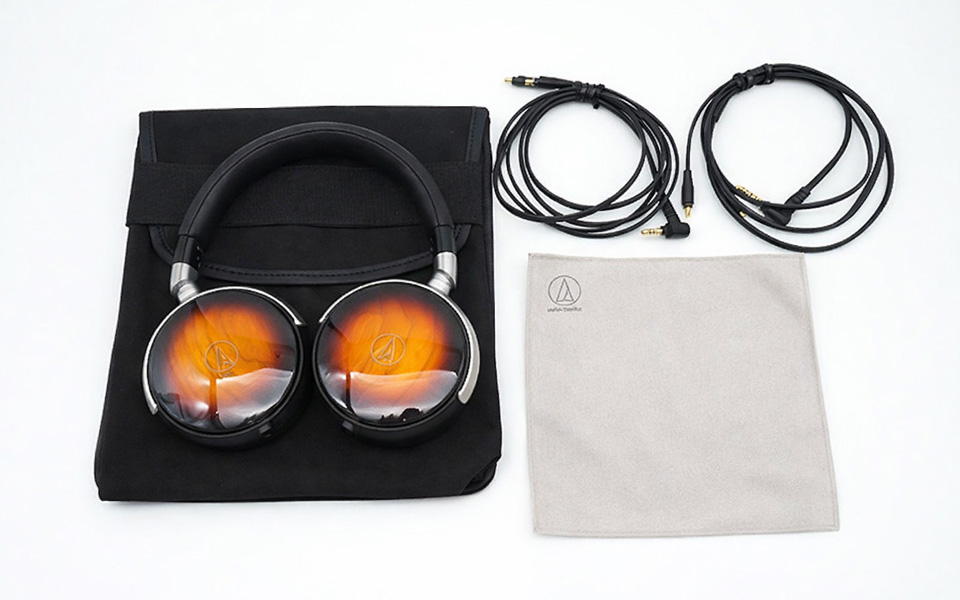 Für die Signalübertragung setzt der Kopfhörer auf die proprietären A2DC-Anschlüsse von Audio-Technica