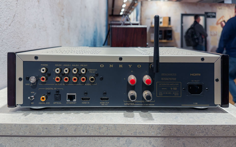 Zur Ausstattung gehören analoge Cinch-Eingänge, Koaxialanschlüsse, HDMI, HDMI-ARC, Ethernet und WLAN 