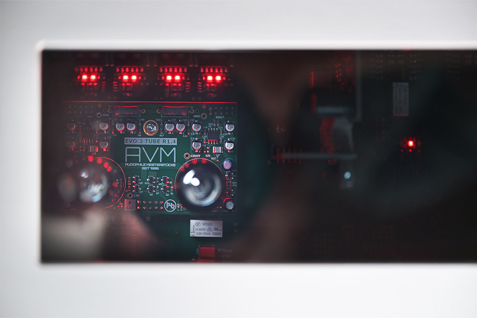 AVM Evolution PH 5.3 in Aluminiumsilber, Frontansicht mit Display