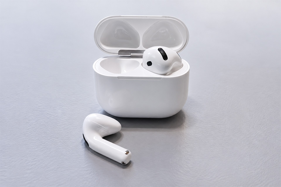 Apple AirPods 5 mit geöffnetem Ladecase