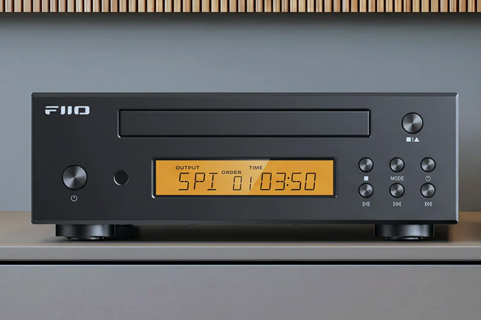 CD-Player FiiO DP11 in Schwarz in der Frontansicht mit LCD-Anzeige und CD-Schublade