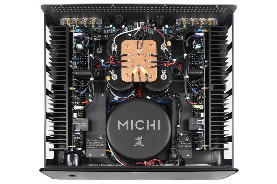 Innenleben der Michi Prestige S430 mit Ringkerntransformator und großen Speicherkondensatoren