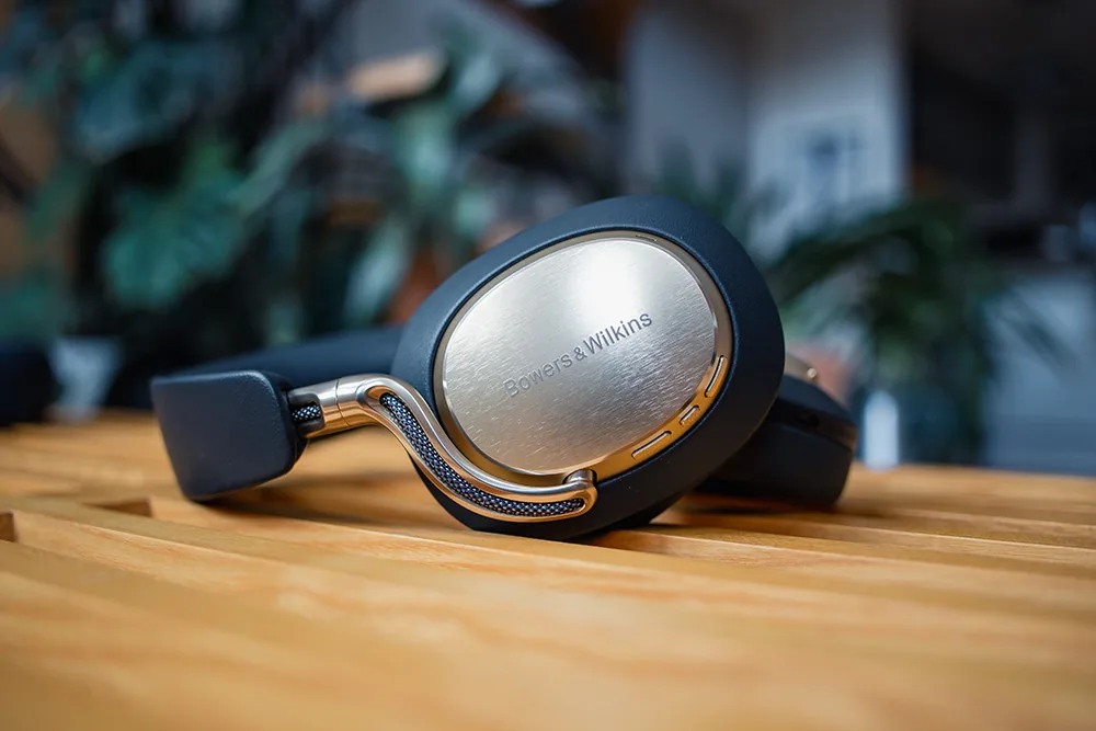 Ohrmuschel des Bowers & Wilkins Px8 S2 in Midnight Blue mit gebürstetem Aluminium