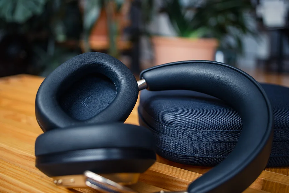 Nappaleder-Polster und Kopfband des Bowers & Wilkins Px8 S2 vor der Transportbox