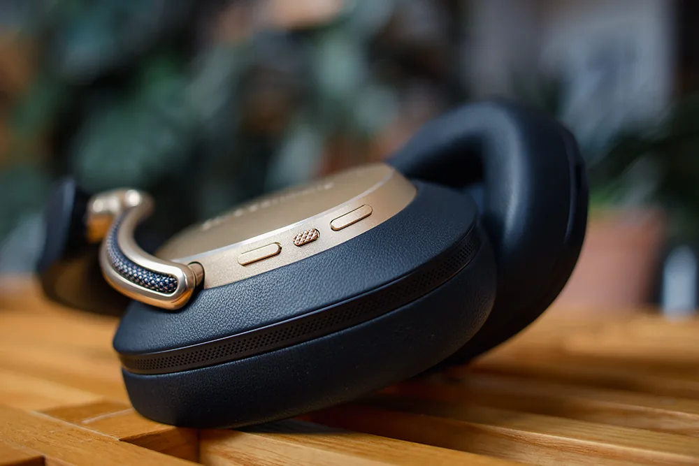 Physische Tasten an der Ohrmuschel des Bowers & Wilkins Px8 S2