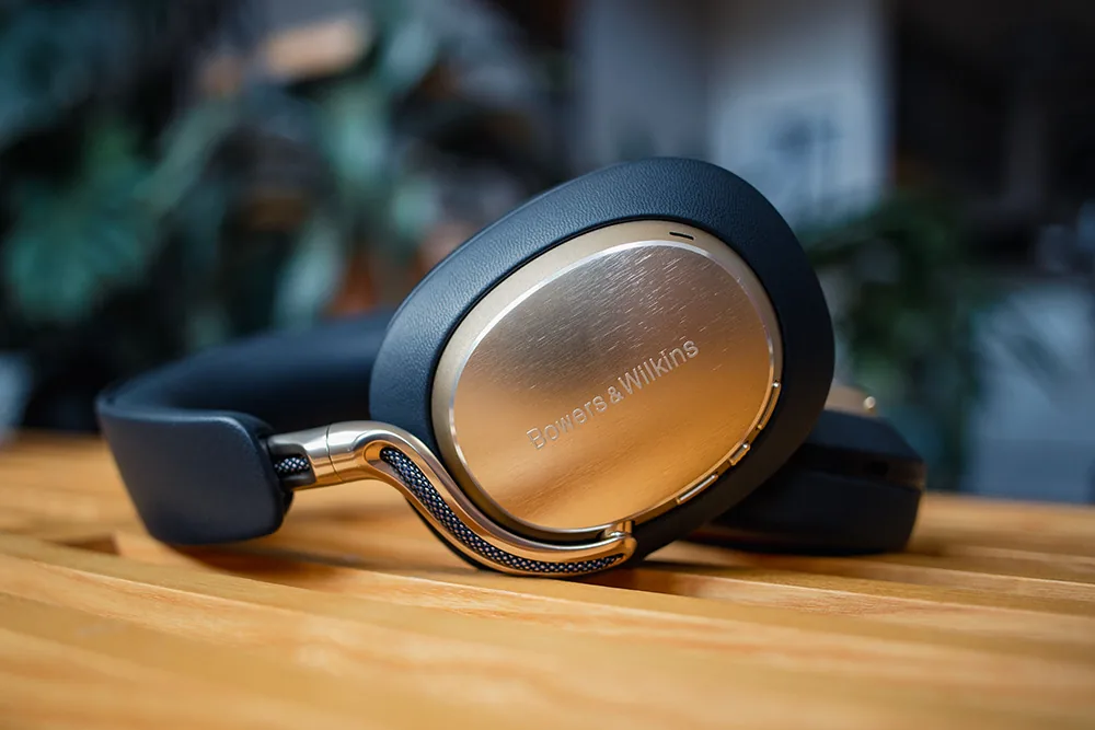 Bowers-&-Wilkins-Schriftzug auf der Aluminium-Ohrmuschel des Px8 S2