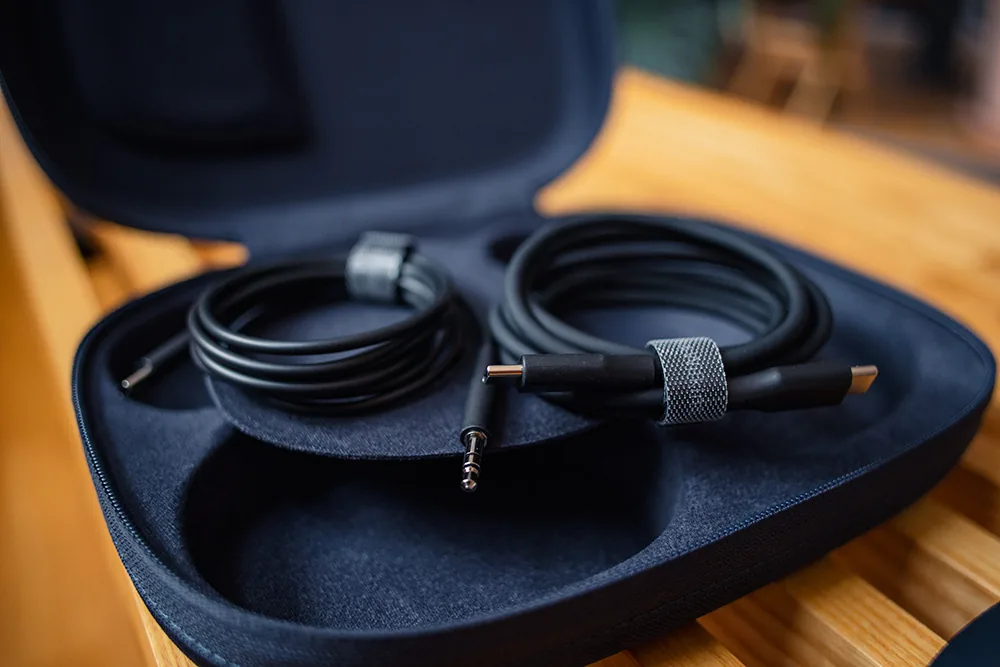 Transportbox des Bowers & Wilkins Px8 S2 mit USB-C- und Klinkenkabel
