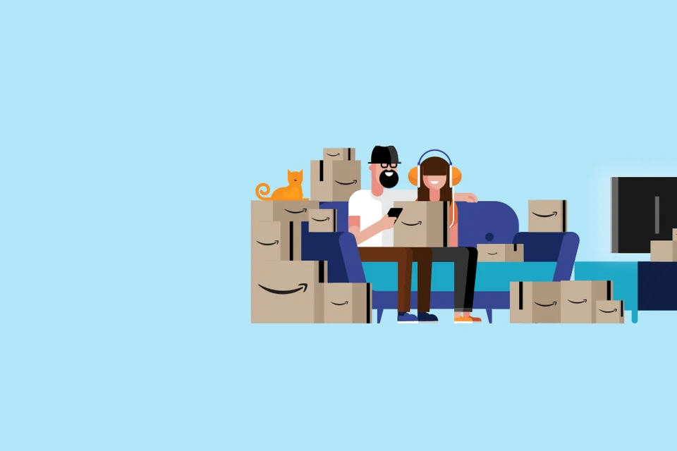 Illustration: Paar auf dem Sofa zwischen Amazon-Paketen, daneben ein Fernseher