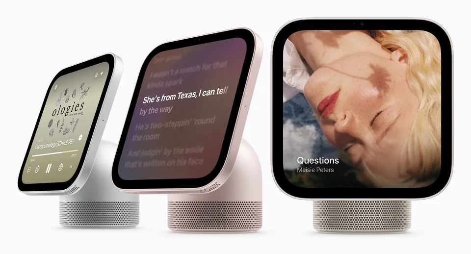 Drei Smart Displays mit Songtext, Podcast-Wiedergabe und Albumcover auf dem Bildschirm