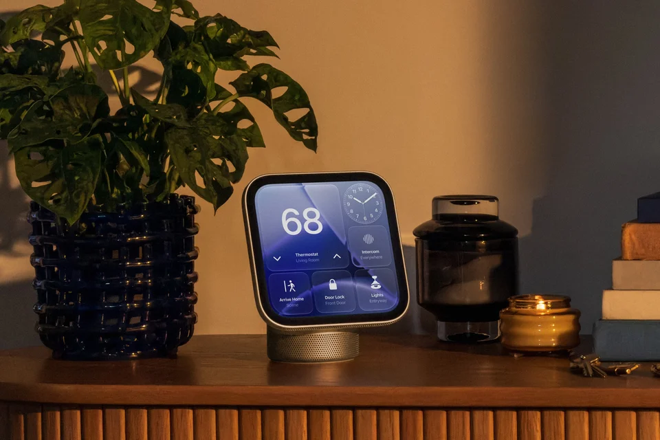 Apple HomeView mit Thermostat- und Smart-Home-Steuerung auf einem Sideboard neben einer Pflanze