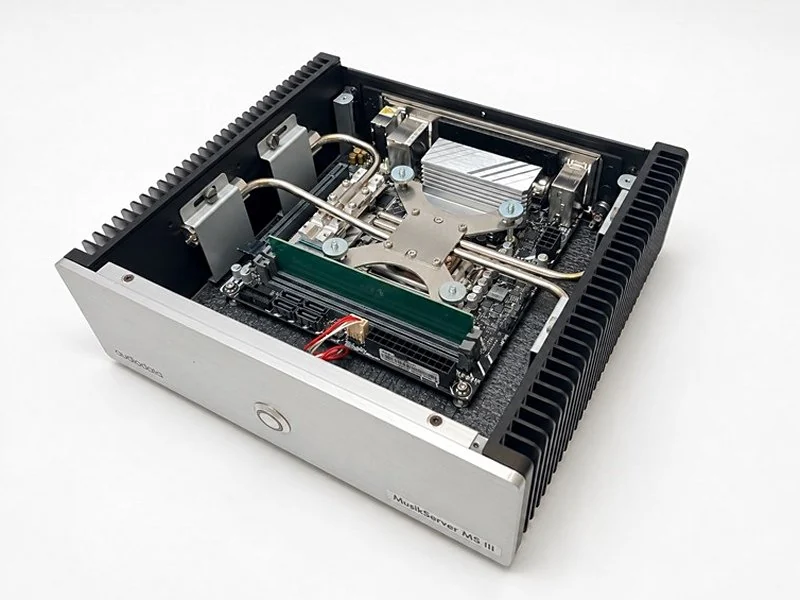 Geöffneter Musikserver mit Mainboard, Arbeitsspeicher und Heatpipes, die zu den seitlichen Kühlrippen führen