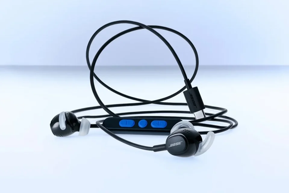 Bose Noise Cancelling Wired Earbuds in Schwarz mit Kabelfernbedienung und USB-C-Stecker