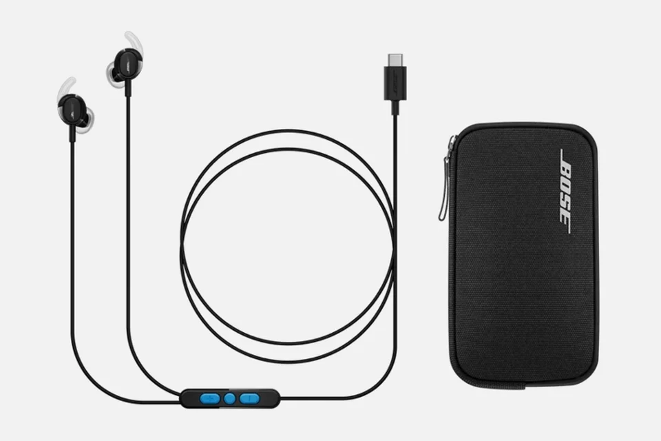 Bose Noise Cancelling Wired Earbuds in Schwarz neben dem Transportetui mit Reißverschluss