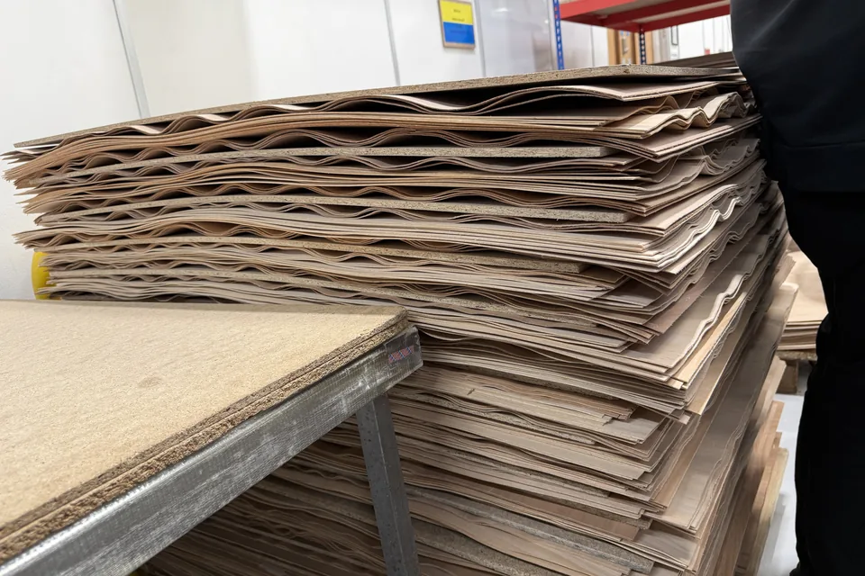 Stapel dünner Holzfurniere für die Gehäuse der 800er-Serie