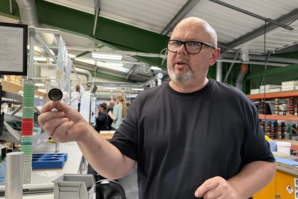 Andy Kerr von Bowers & Wilkins hält ein kleines Hochtöner-Bauteil in der Hand