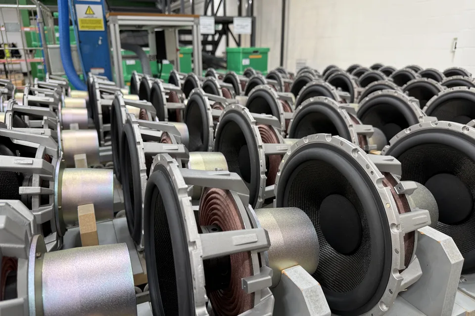 Tieftöner mit Carbonfaser-Membran und Aluminiumkorb in der Fertigung