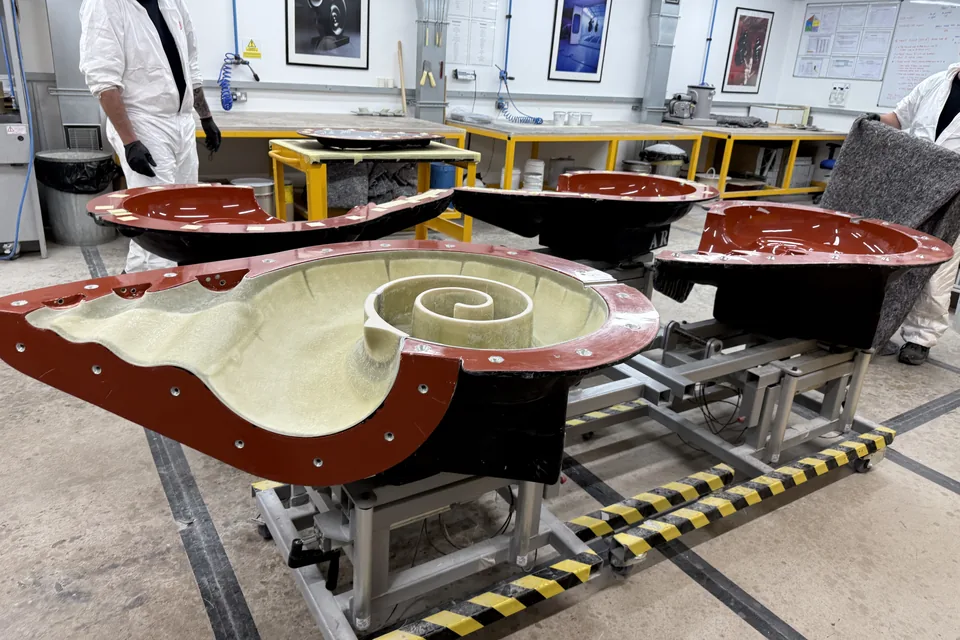 Rote Formen mit spiralförmigem Gehäuseteil der Bowers & Wilkins Nautilus