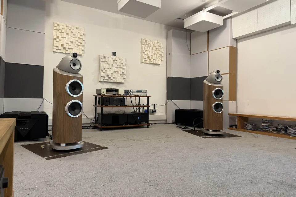 Zwei Standlautsprecher von Bowers & Wilkins in Light Walnut im Hörraum in Worthing