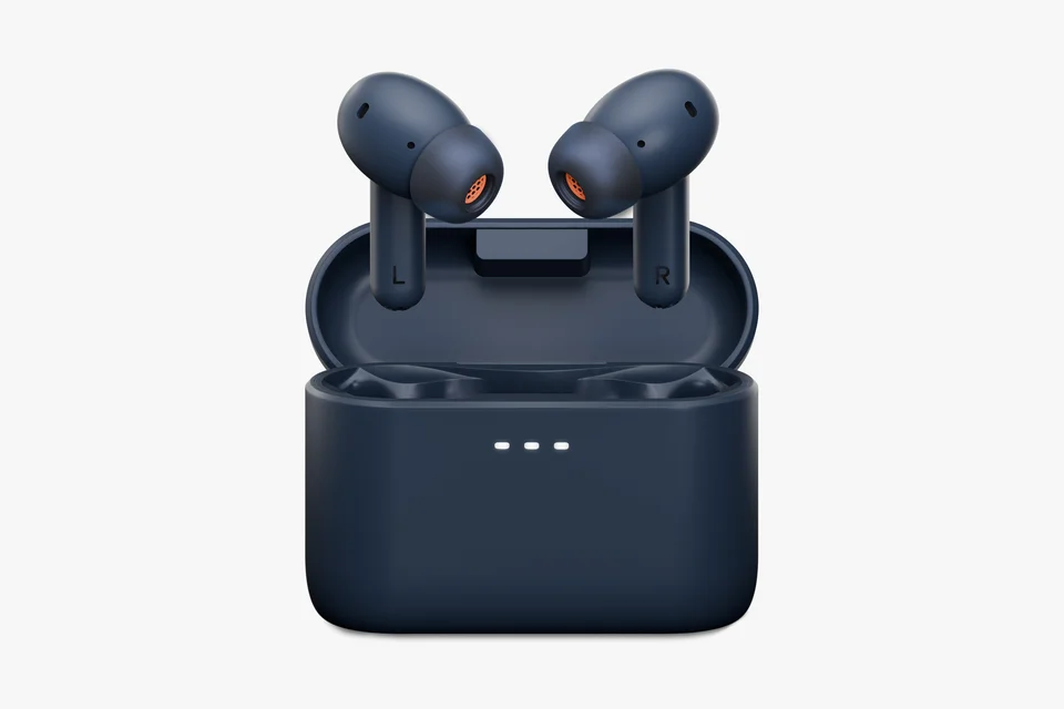 Zwei blaue In-Ear-Ohrhörer mit Touch-Fläche und Silikonaufsatz vor hellem Hintergrund