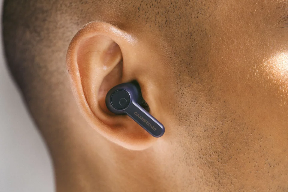 Cambridge Audio Melomania A100SE in Mitternachtsblau im Ohr, Nahaufnahme" width="960" height="640