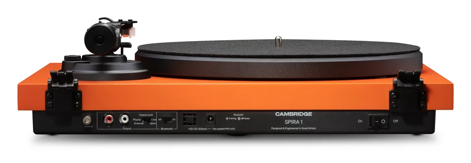 Rückseite des Cambridge Audio Spira in Orange mit Cinch-Ausgang, Erdungsklemme, Schaltern und Netzteilbuchse