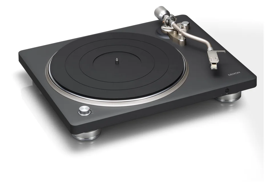 Denon DP-500BT in Schwarz, schräg von vorn mit Plattenteller, Tonarm und Drehzahlknopf
