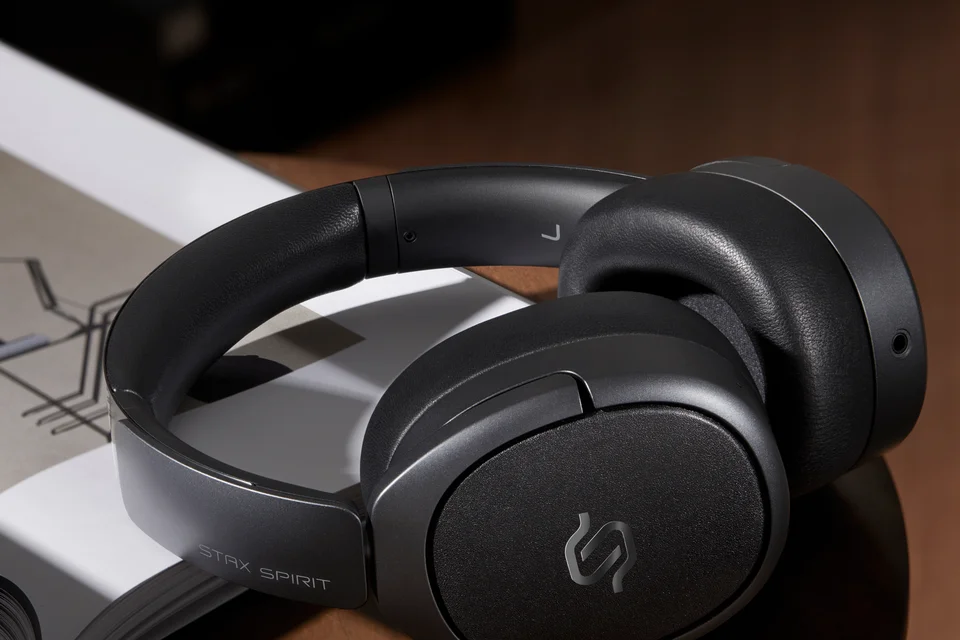 Schwarzer Over-Ear-Kopfhörer Edifier Stax Spirit S5 mit Schriftzug am Bügel auf einem aufgeschlagenen Buch