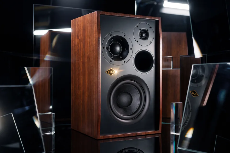 Elac Baltic EL 100: Kompaktlautsprecher im 80er-Look