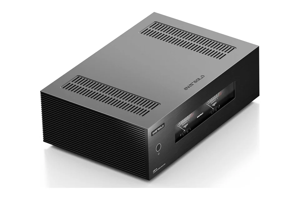 Eversolo AMP-F8 in Schwarz, schräg von oben mit Kühlschlitzen im Deckel und VU-Metern in der Front