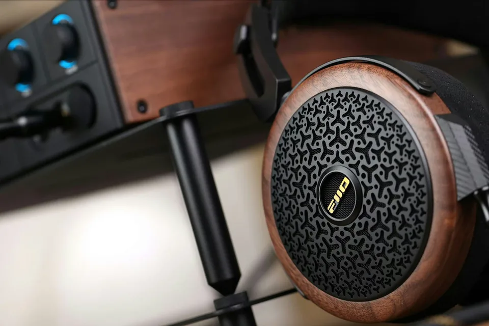 FiiO FT15 mit Walnuss-Ohrmuschel und schwarzem Gitter, Nahaufnahme am Kopfhörerständer