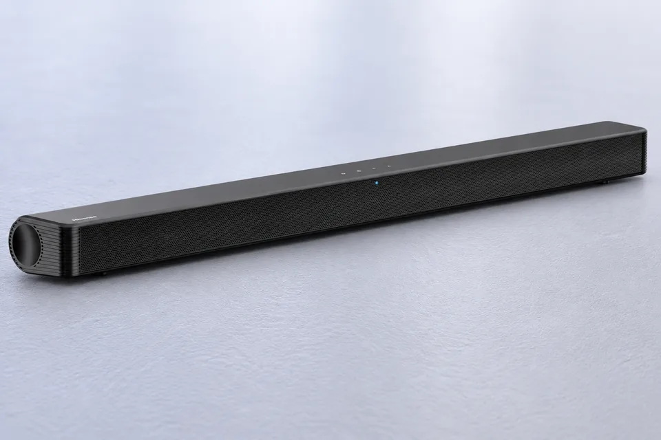 Schwarze 2.0-Soundbar mit Metallgitter und runder Endkappe, schräg von links