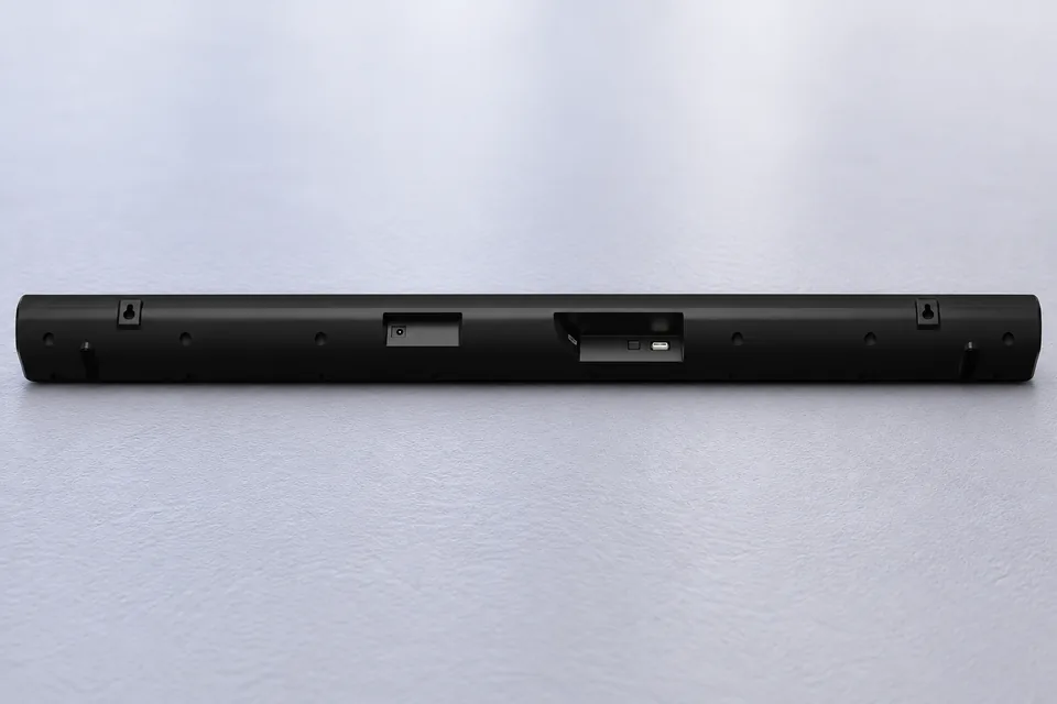 Rückseite der Hisense HS205G mit Anschlussfeld und zwei Aufhängungen für die Wandmontage
