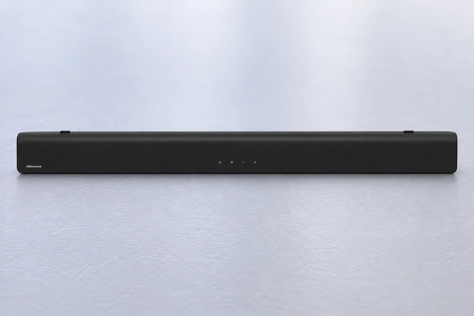 Front der Soundbar mit Hisense-Logo und vier Tasten für Ein/Aus, Quelle und Lautstärke