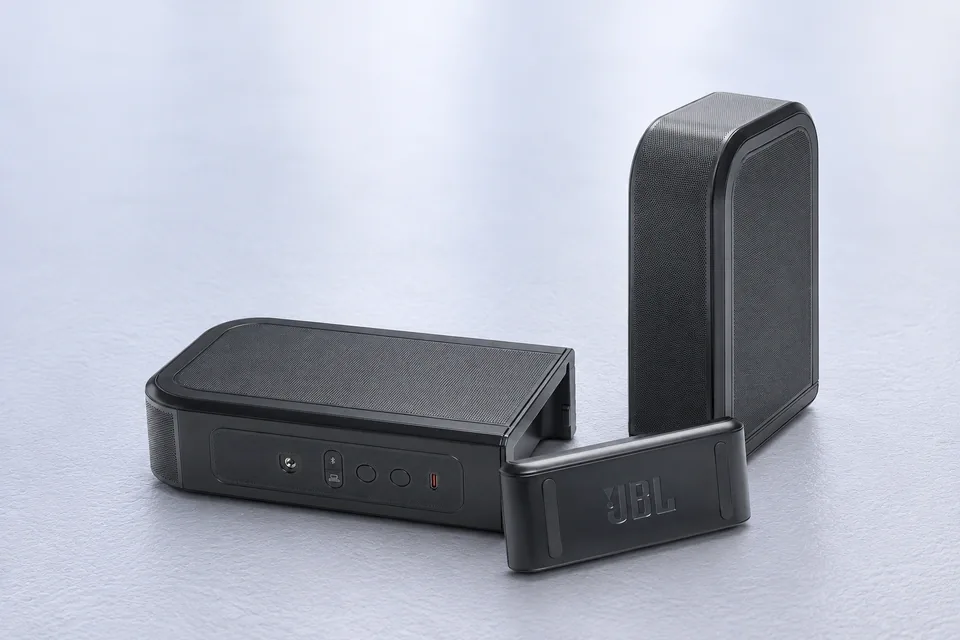Zwei abgenommene Rear-Speaker, einer mit Blick auf Ladebuchse und Tasten