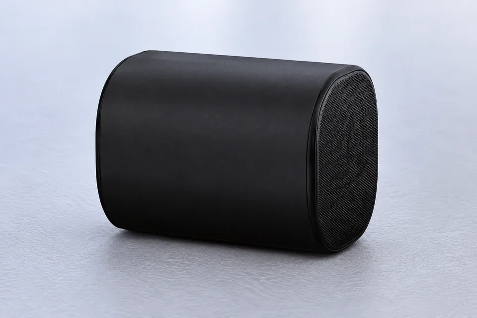 Fast runder schwarzer Subwoofer der JBL Bar 1300MK2 mit Stoffbespannung