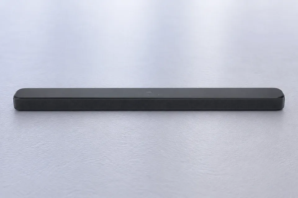 Schwarze Kompakt-Soundbar frontal mit Stoffbespannung