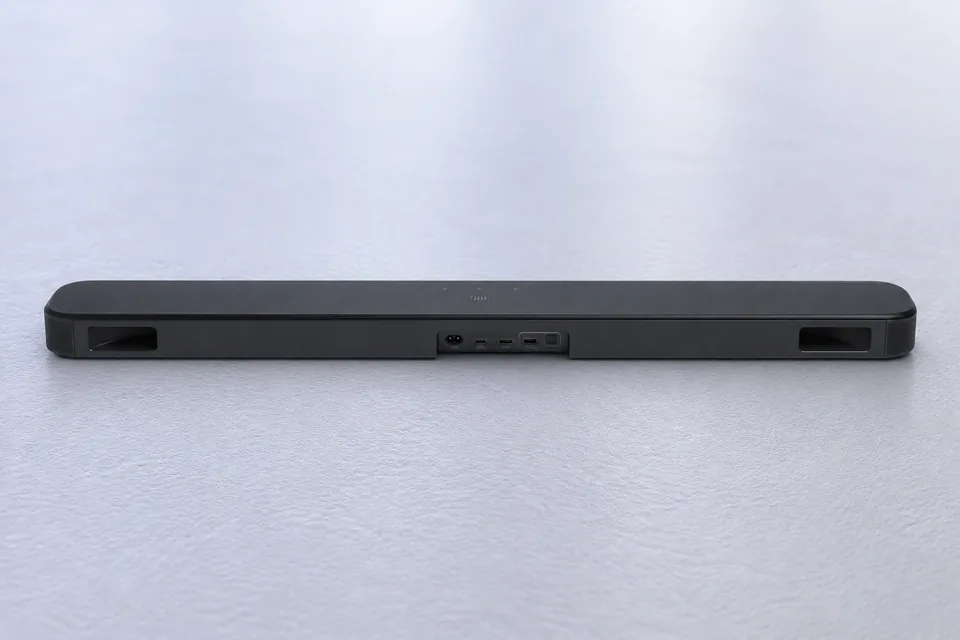 Rückseite der JBL Bar 300MK2 mit Anschlüssen und Aussparungen für die Wandhalterung