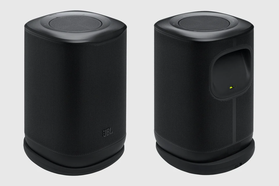 JBL Cove P1 in Schwarz von vorn und von hinten mit Griffmulde, jeweils auf der Ladestation